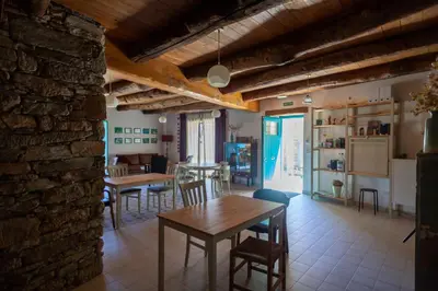a kitchen and dining room with a table and chairs at CASA TERRA ALMA in Laza