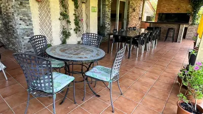 a patio with a table and chairs in a restaurant at CASAPUEBLO Arzúa in Campo
