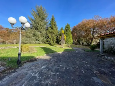 a statue of a giraffe standing next to a street light at Casa rural en entorno privilegiado in Valongo