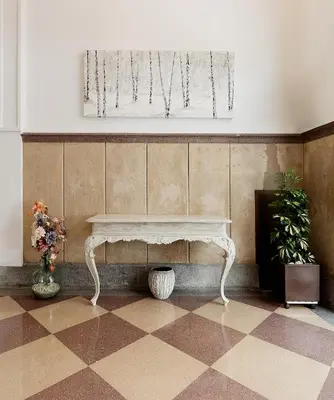 a white bench in a room with a fireplace at Casa Miño in Ourense