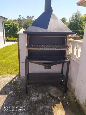 a barbecue grill sitting on the side of a house at Casa Arquella in Cartavio