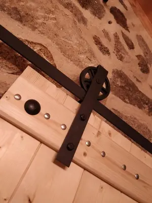 a black cross on top of a wooden floor at Rincón del Viso in Ourense