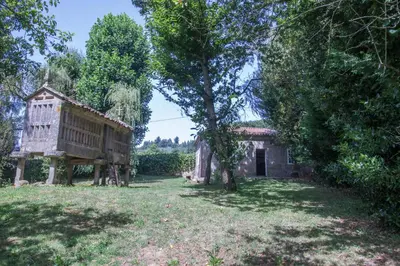 an old house in the middle of a yard at Pazo del siglo XVII en el corazón de Galicia in Lalín
