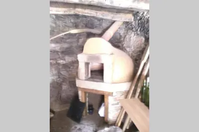 a room with a stone oven in a cave at Casa da Penisquela in O Barco de Valdeorras