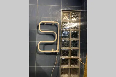 a shower with a wall of glass bottles at Estudio Pajar rural con bonito jardín - Los Gayoles Rural in Castropol