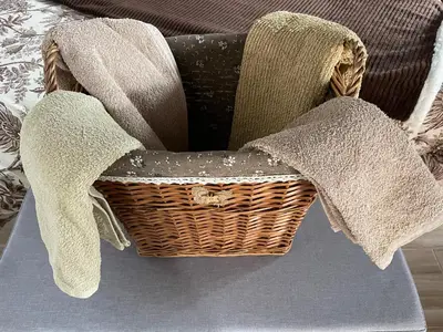 a basket with towels on top of a couch at Estudio Pajar rural con bonito jardín - Los Gayoles Rural in Castropol