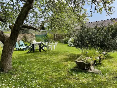 a garden with a table and chairs and a tree at Estudio Pajar rural con bonito jardín - Los Gayoles Rural in Castropol