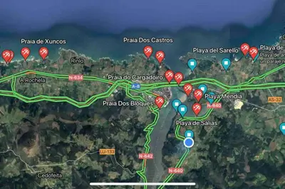 a map of a road with red balloons at AT El Manzano - Jardín & BBQ - Los Gayoles Rural in Castropol