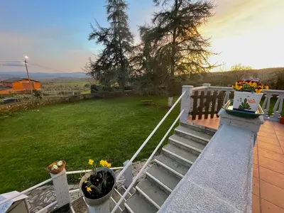 a set of stairs leading to a yard with flowers at Casa con finca en Pol, Monforte de Lemos in Monforte de Lemos