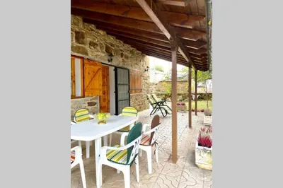 a blue bench sitting next to a tree at Casa rural: Villa Marías in Sampil