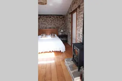 a bedroom with a bed and a wooden floor at El Escondite Inglés in Pantón