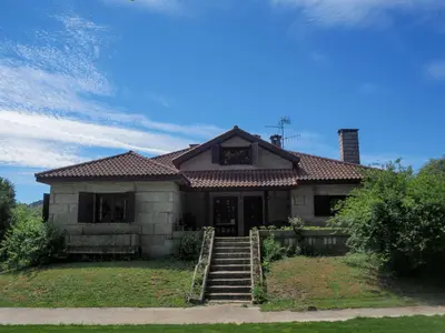 a house with stairs leading to the front door at Espectacular Casa con Piscina en Allariz in Allariz