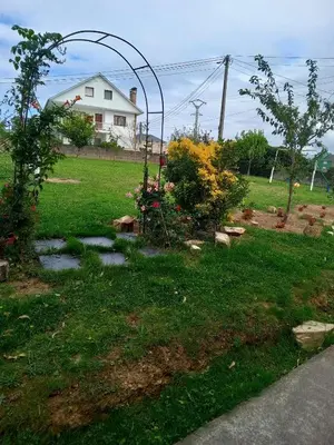 a garden with an arch in the middle of a yard at Casa Campanita in Ribadeo