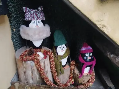 a group of three snowmen sitting in a house at A casa do teléfono in Pumares