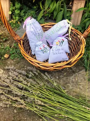 a basket filled with towels sitting next to a bunch of grass at A casa do teléfono in Pumares