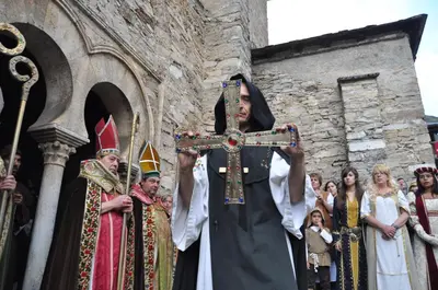 a man holding a cross in front of a group of people at Casa Turpesa in Peñalba de Santiago