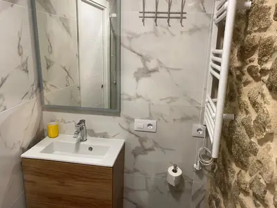 a bathroom with a sink and a mirror at As Penedas, Casa dos Arcos in Sober