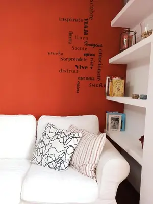 a white couch in front of a wall with writing on it at Viveiro Histórico 3 in Viveiro