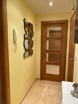 a bathroom with a door with pans on the wall at Piso Vista os castelos in Viveiro
