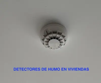 a recessed light in a ceiling with the words deforescence de hilo en at Viviendas Vacacionales ENTREPLAYAS. Foz. in Foz