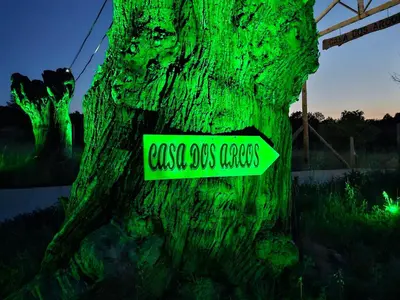 a tree with a sign that reads east los forests at Loft con Jacuzzi os Arcos in Sober