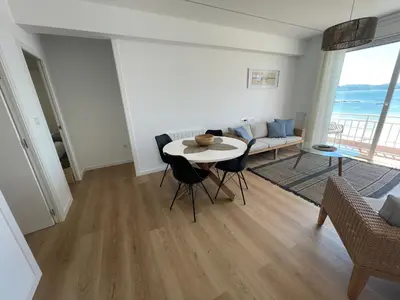 a living room with a table and a couch at Oktheway Perbes Beach 2 in Boebre