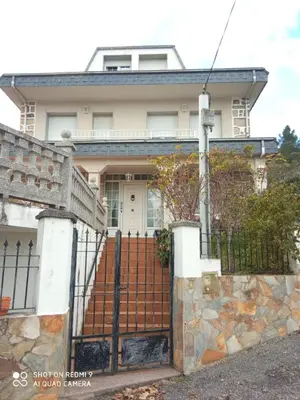 a house with a gate in front of it at Casa do Pombar en Valdeorras in Seadur