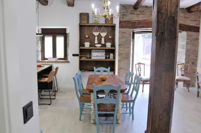 a kitchen and dining room with a table and chairs at Casa Rural Estrella del Sil in Corbón del Sil