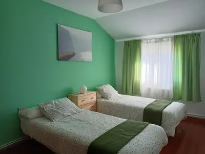 two beds in a room with green walls at Vista Estrelada in Requeixo