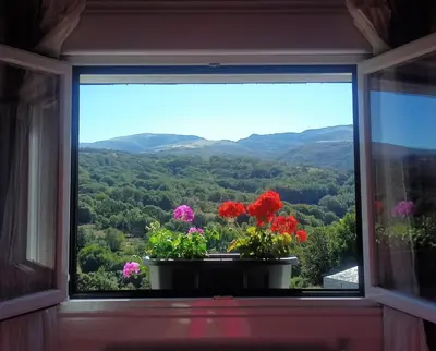 a window with a view of the mountains at Vista Estrelada in Requeixo