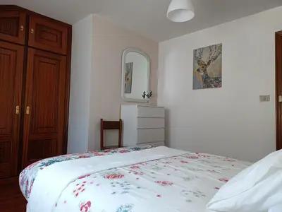 a bedroom with a bed with a floral blanket at Vista Estrelada in Requeixo