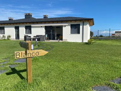 a sign in front of a small house at Apartamentos Turísticos VillaCordido Villaframil Ribadeo in Ribadeo