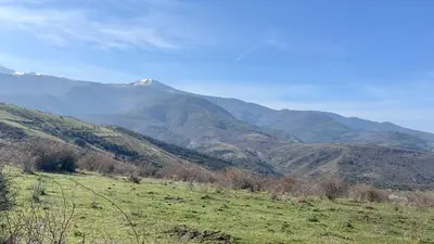 a green field with mountains in the background at CASA NARCISA - Perfecta para familias y grupos - Valle del Silencio in San Clemente de Valdueza