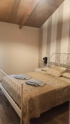 a bedroom with a bed and a striped wall at Veiga da Porta - Casa Rural in Ciquiril