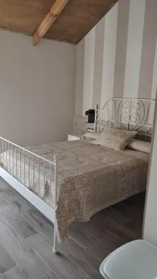 a bedroom with a white bed and a staircase at Veiga da Porta - Casa Rural in Ciquiril