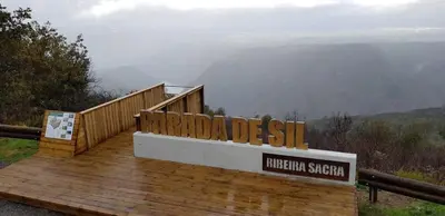 a wooden deck with a sign on top of a mountain at Casa do sequeiro in Parada del Sil