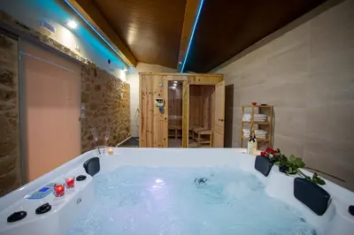 a bath tub with a turtle in it in a bathroom at Casa Peña Dura in Lalín