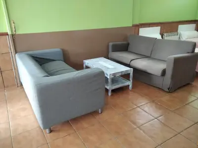 a living room with two couches and a coffee table at A CONDA-habitación privada in Arzúa