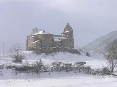 an old building on a hill in the snow at Casa Rural Las Verdes l y II in Torre de Babia