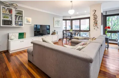 a living room with a couch and a tv at Lujoso y amplio piso con 5 habitaciones in Santiago de Compostela