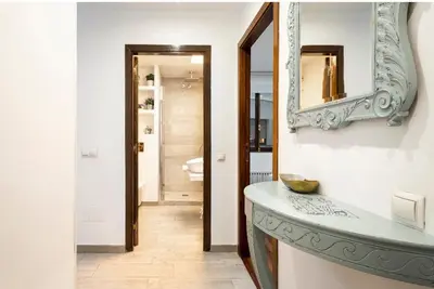 a bathroom with a sink and a mirror on the wall at Lujoso y amplio piso con 5 habitaciones in Santiago de Compostela