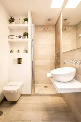 a bathroom with a sink and a toilet and a shower at Lujoso y amplio piso con 5 habitaciones in Santiago de Compostela