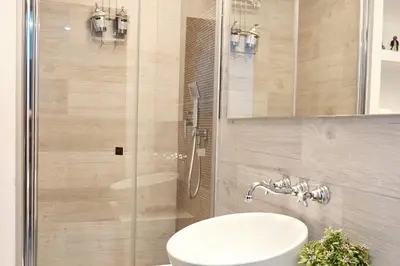 a bathroom with a sink and a shower at Lujoso y amplio piso con 5 habitaciones in Santiago de Compostela