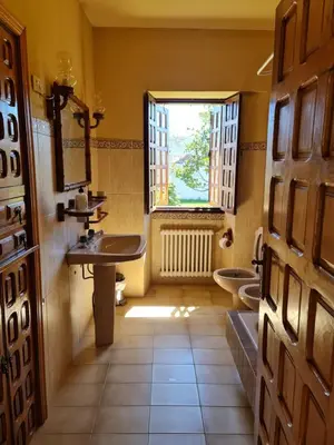 a bathroom with two sinks and a window at Chalet do Médico in Rodeiro