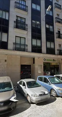 a group of cars parked in front of a building at Piso Estación Termal GARAJE Y AIRE ACONDICIONADO in Ourense