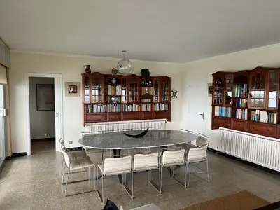 a dining room with a table and chairs at Villa sobre el mar con acceso a la playa , ideal para familias y grupos in Ribadeo