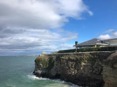 a house on top of a cliff next to the ocean at Villa sobre el mar con acceso a la playa , ideal para familias y grupos in Ribadeo