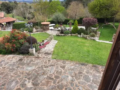 a garden with a stone walkway and a lawn at Apartamentos Alburiñas Ribeira Sacra in Bolmente