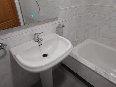 a white sink in a bathroom with a mirror at Apartamento Calzada Romana in Lugo