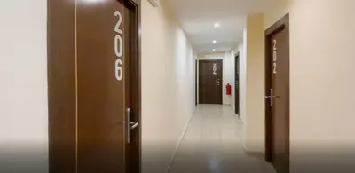 a hallway with two elevators and a hallway with two doors at Hostal Restaurante Cuatro Caminos in Cubillos del Sil